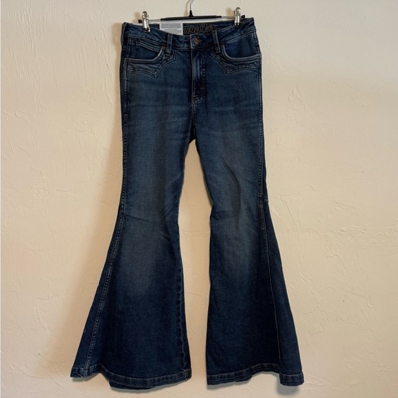NWT Wrangler, retro, high rise trumpet women’s jeans bareback style 29x34 - Picture 2 of 5